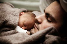 V minulém roce se prodloužila otcovská dovolená na 2 týdny (14 dní). Na otcovskou je nárok, během prvních 6 týdnů, po narození dítěte. Nárok mohou mít zaměstnanci nebo OSVČ (pokud si platí nemocenské pojištění). V této kalkulačce si můžete spočítat, kolik bude otcovská v roce 2023.