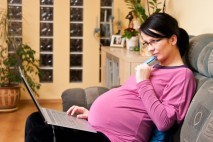 Kdy má OSVČ nárok na peněžitou pomoc v mateřství, neboli mateřskou dovolenou? Jaké musí být splněny podmínky a kolik peněz můžete dostat? Spočítejte si to v online kalkulačce.